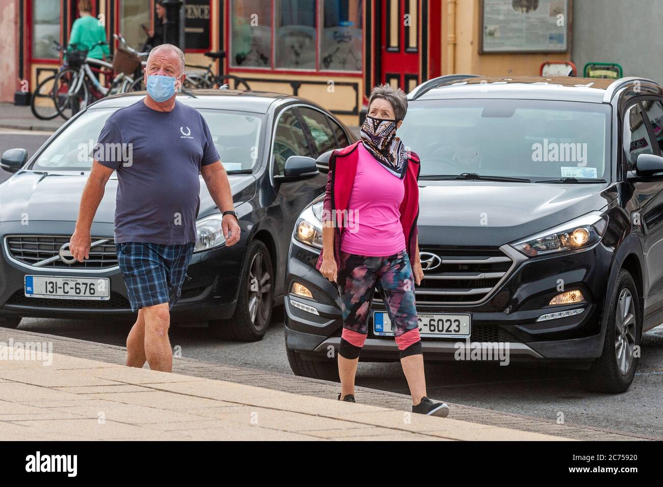 Bantry, West Cork, Irlanda. 14 luglio 2020. La gente indossa maschere in Bantry per proteggersi contro Covid-19. Credit: Notizie dal vivo di AG/Alamy Foto Stock