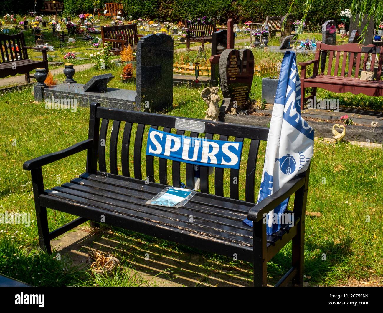 Tributi ad un fan di Tottenham Hotspur al cimitero di Cheshunt, Inghilterra. Foto Stock