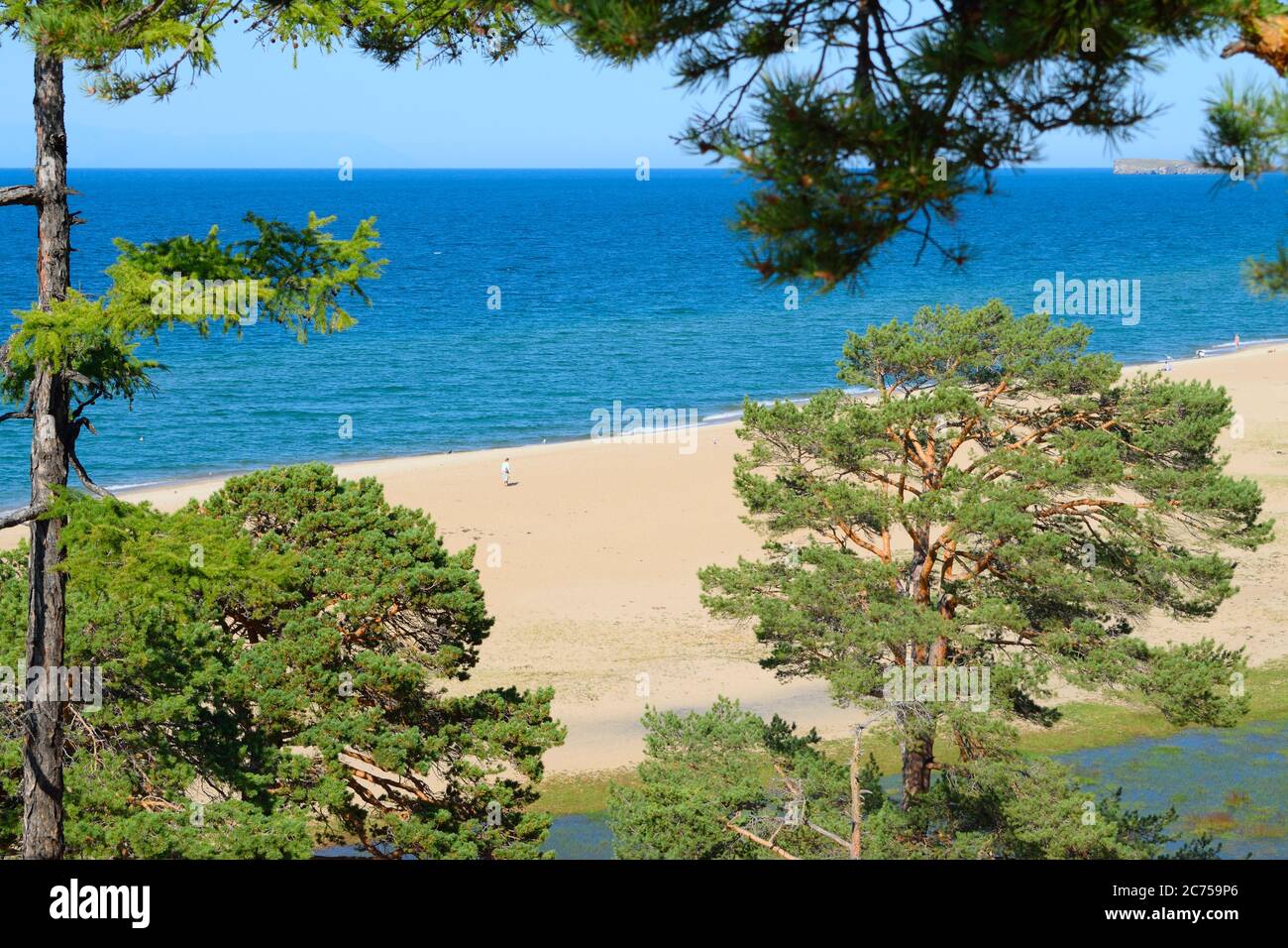 Vista della spiaggia sull'isola di Olkhon a nord di Khuzhir, con un grande puddle paludoso separato dal lago da un'ampia striscia di sabbia Foto Stock