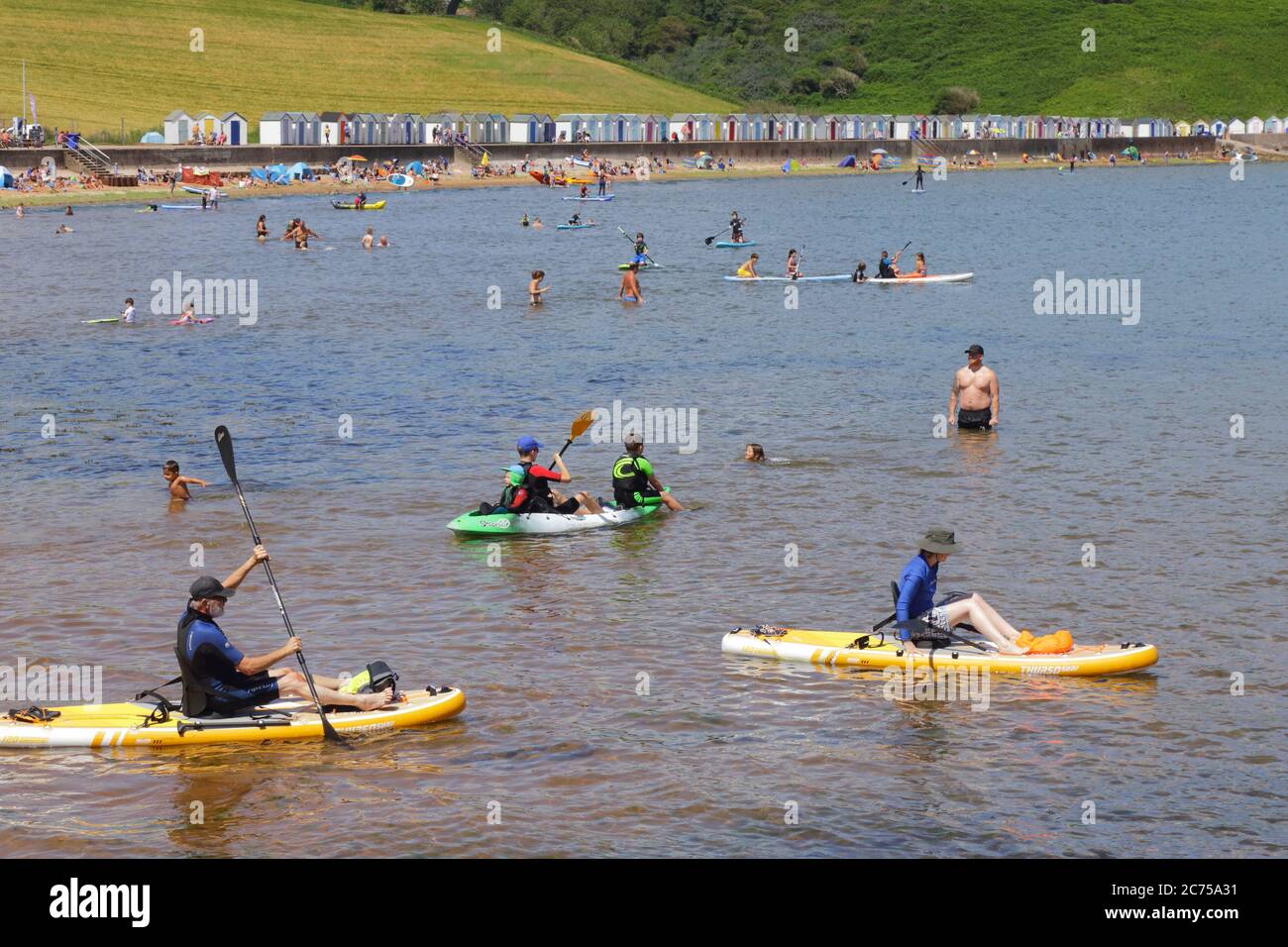 Chi si diverse a praticare sport acquatici sulla spiaggia di Broadsands, Devon Foto Stock