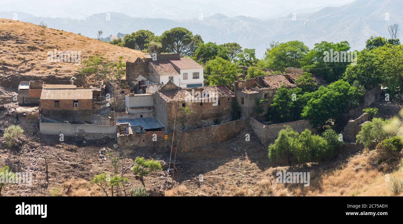 Antico casale spagnolo in parte dilapidati nelle montagne di Malaga, Andalusia, Spagna. Foto Stock