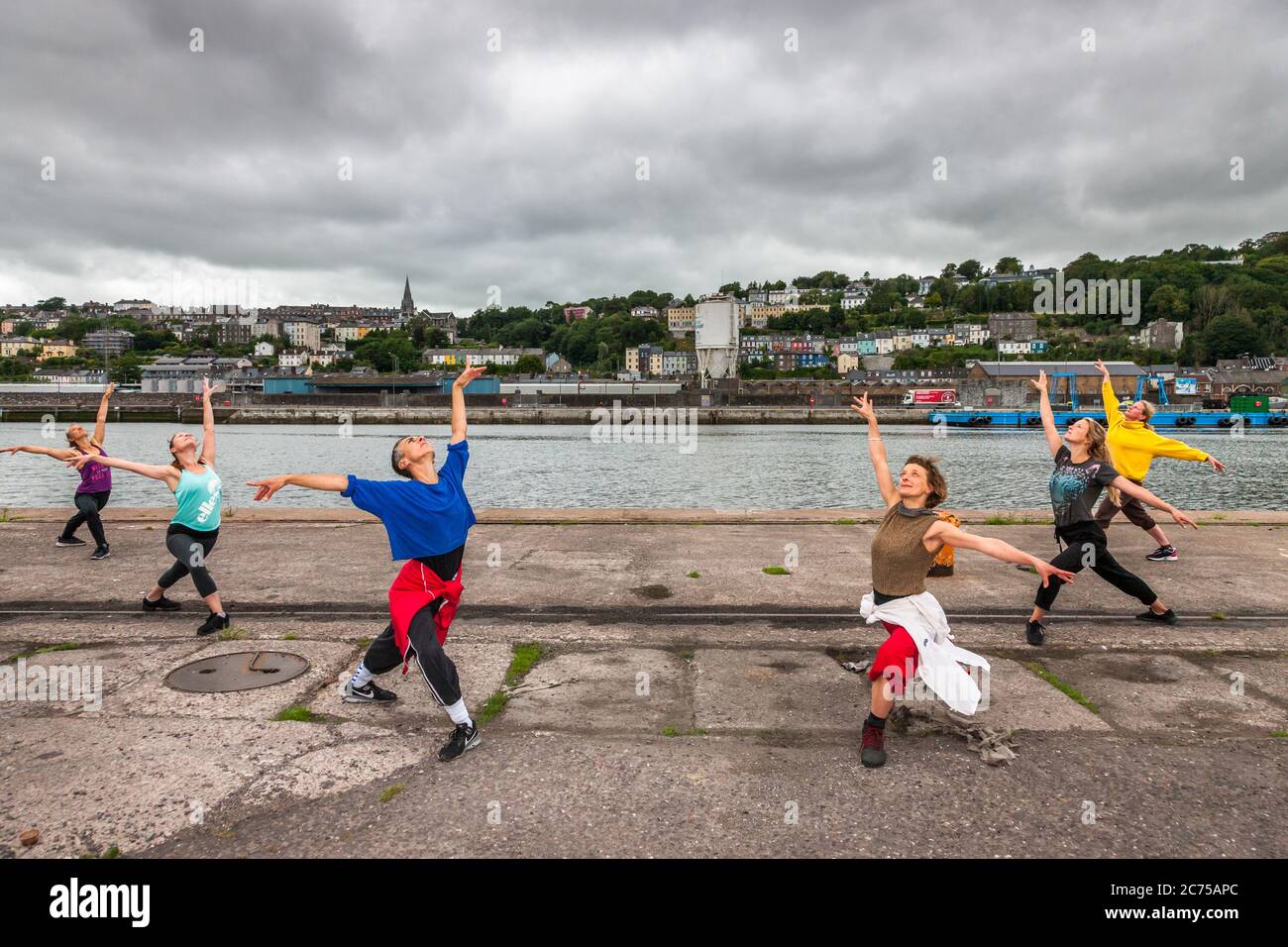 Kennedy Quay, Cork, Irlanda. 14 luglio 2020. I membri della troupe di danza contemporanea Inma Pavon si allenano sul Kennedy Quay a Cork City, Irlanda. Credit; David Creedon / Alamy Live News Foto Stock