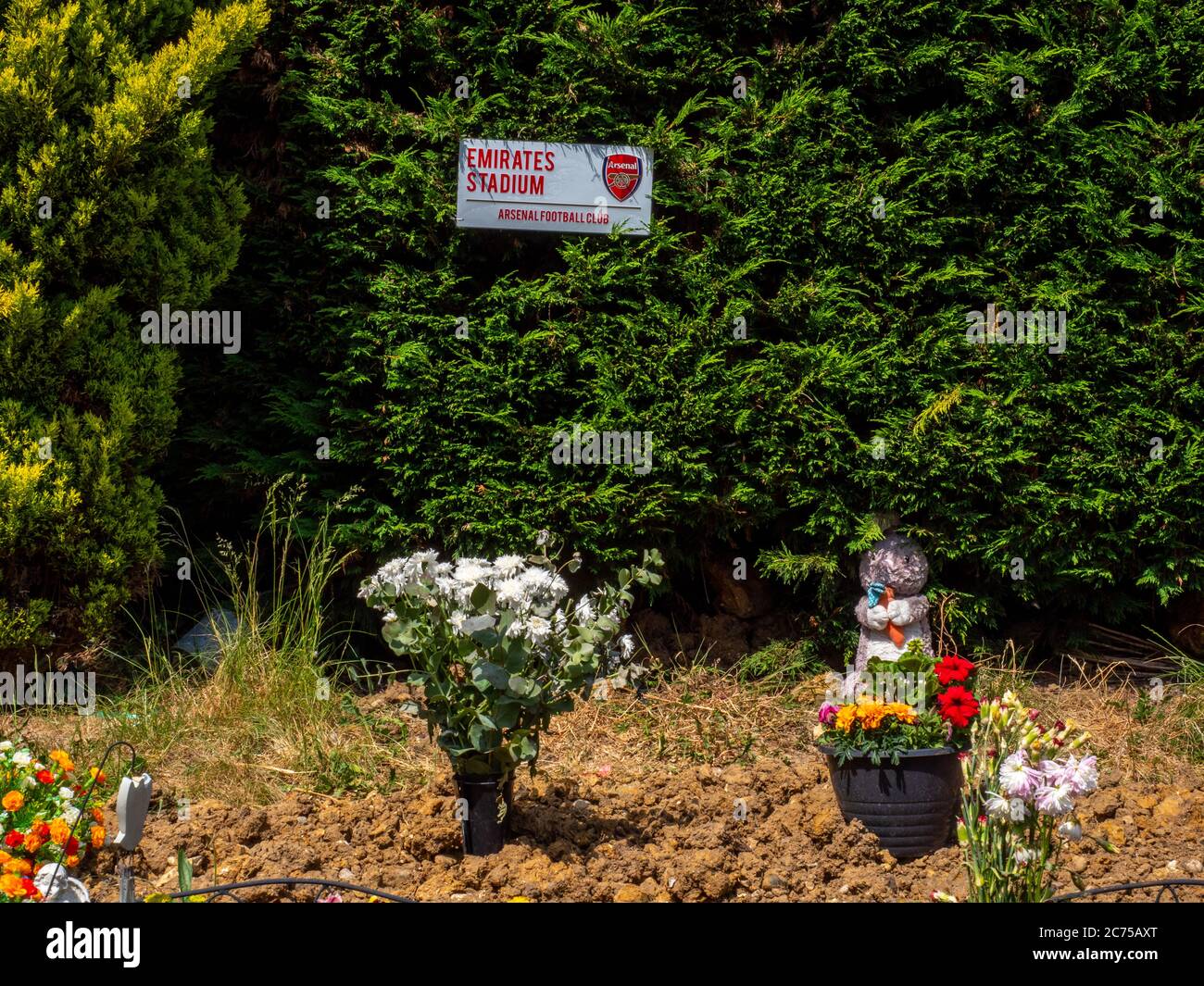 Una lapide con tributi al cimitero di Cheshunt, Inghilterra. Foto Stock