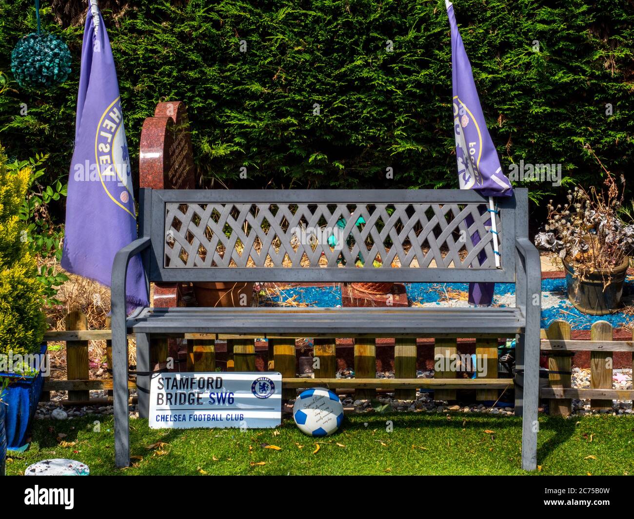 Una lapide con tributi al cimitero di Cheshunt, Inghilterra. Foto Stock