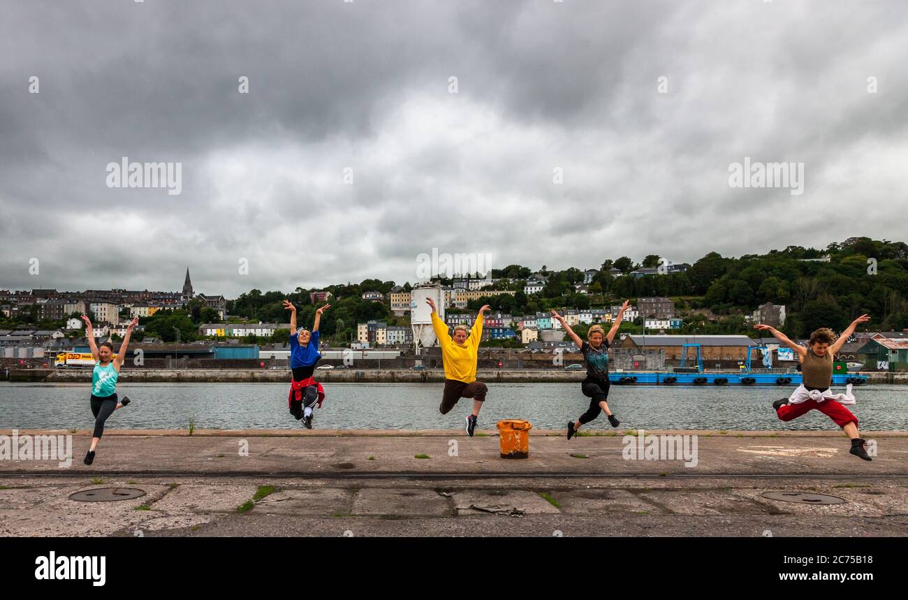 Kennedy Quay, Cork, Irlanda. 14 luglio 2020. I membri della troupe di danza contemporanea Inma Pavon si allenano sul Kennedy Quay a Cork City, Irlanda. Credit; David Creedon / Alamy Live News Foto Stock