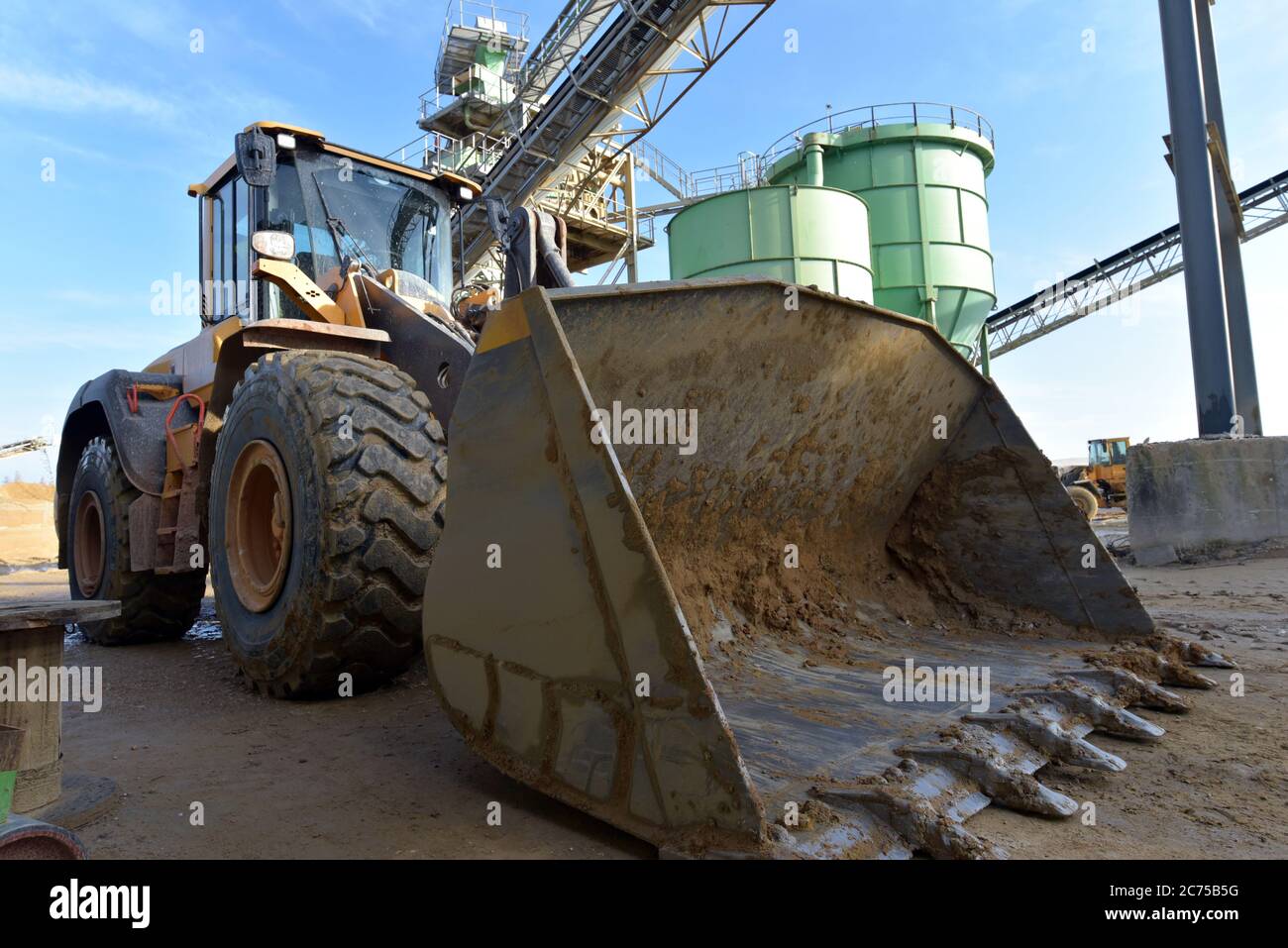 Ghiaia: Costruzione e caricamento della ghiaia su un camion Foto Stock