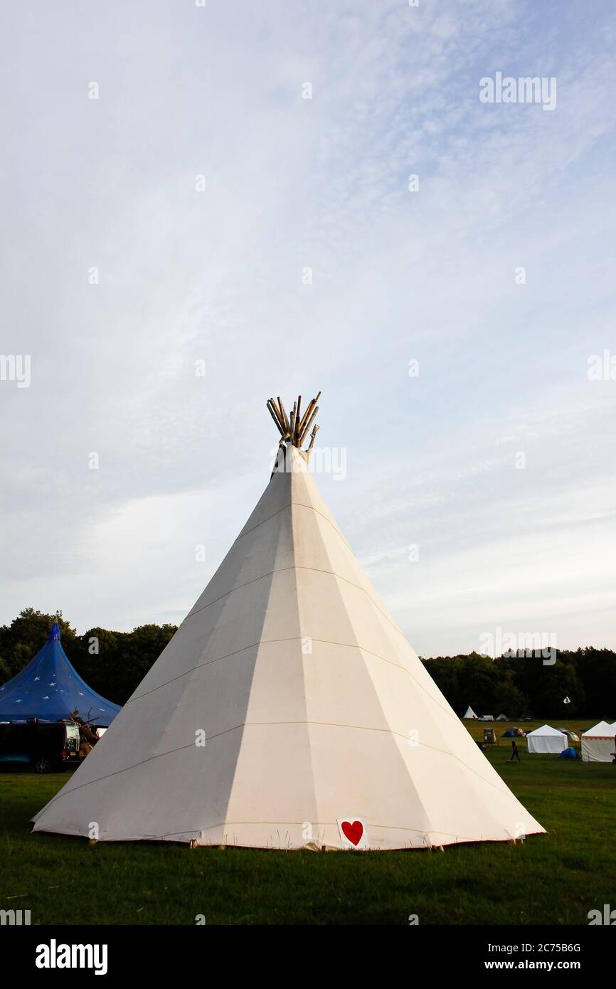 TIPI in campo glamping con ad un campeggio festival, Norfolk Foto Stock