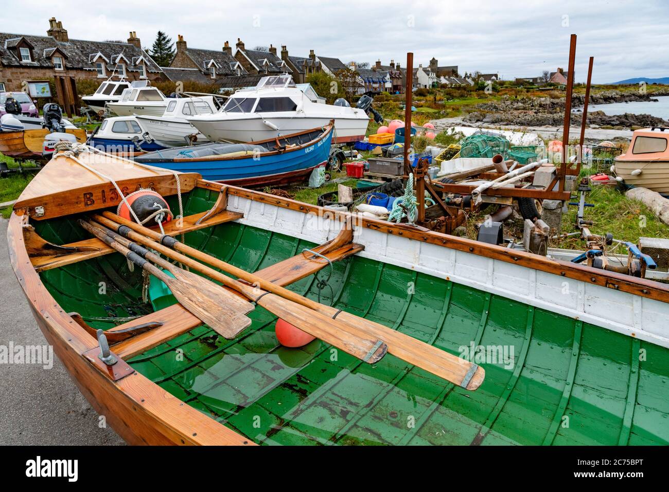 Barche a Baile More, Iona, Inner Hebrides al largo del Ross of Mull, Argyll e Bute, Scozia, Regno Unito. Foto Stock