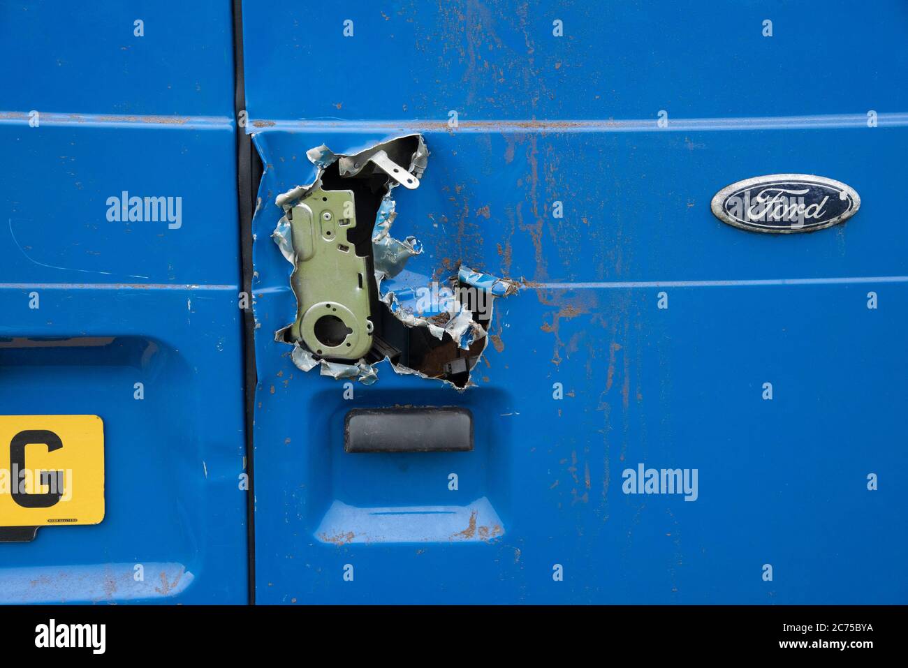 Una porta posteriore del furgone Ford Transit che mostra i segni di un rodaggio, Doncaster, Yorkshire. Foto Stock