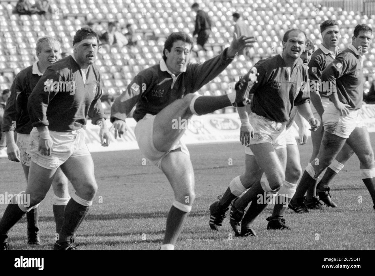 Il 14 ottobre 1989, il Colin Stephen di Llanelli RFC sta facendo un calcio di punizione contro la RFC di Swansea al St Helen's Rugby and Cricket Ground, Swansea. Foto Stock