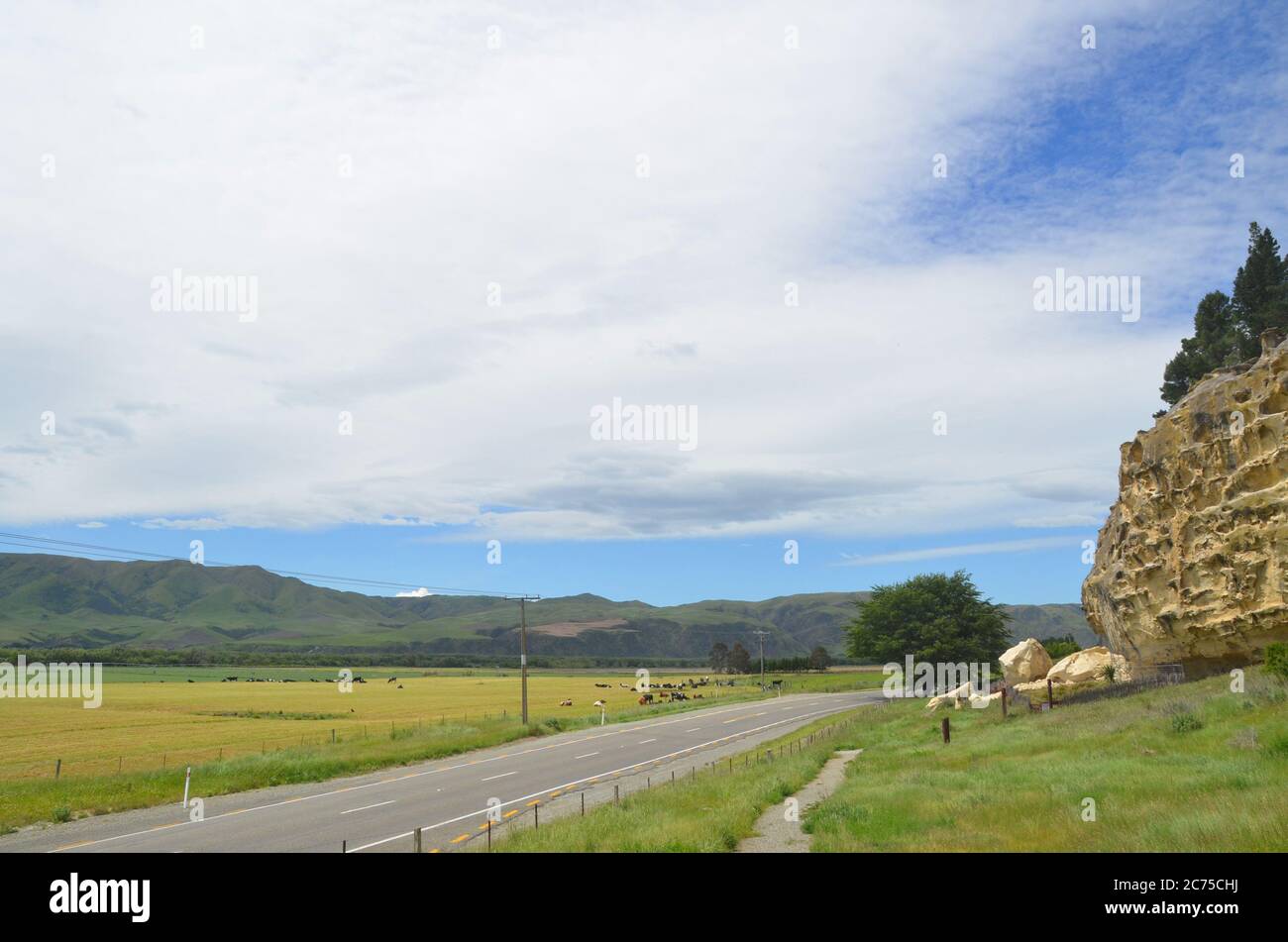 Affioramento calcareo che contiene il rifugio roccioso con roccia Maori Arte disegnata con ocra e grasso di uccello al Takiroa Rock Art sito vicino al villaggio di Duntroon Foto Stock