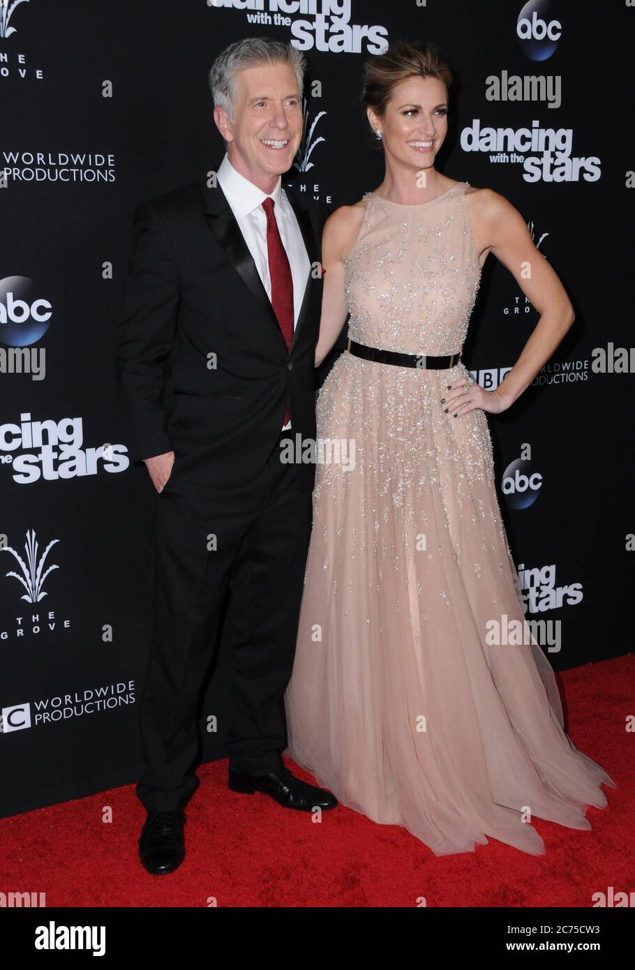 14 luglio 2020: TOM BERGERON e ERIN ANDREWS non torneranno ad ospitare la 29a stagione di Dancing with the Stars. Bergeron, ospite di lunga data, presente nella serie dal 2005 e con oltre 400 episodi, ha rivelato la notizia sui social media. FOTO DEL FILE SCATTATA IL: 22 novembre 2016 , Los Angeles, California, USA: Tom Bergeron, ed Erin Andrews alla finale della 23 stagione di ABC ''Dancing with the Stars'' tenutasi al Grove di Los Angeles. (Immagine di credito: © Birdie Thompson/AdMedia) Foto Stock