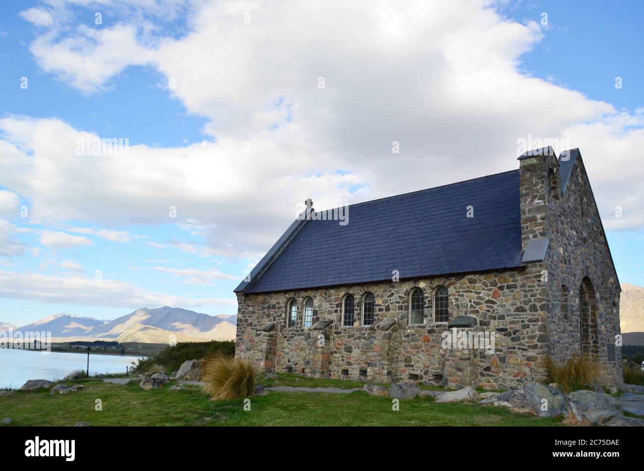 La Chiesa del buon Pastore sulle rive del Lago Tekapo, nell'Isola del Sud della Nuova Zelanda, è una piccola chiesa anglicana usata da varie denominazioni Foto Stock