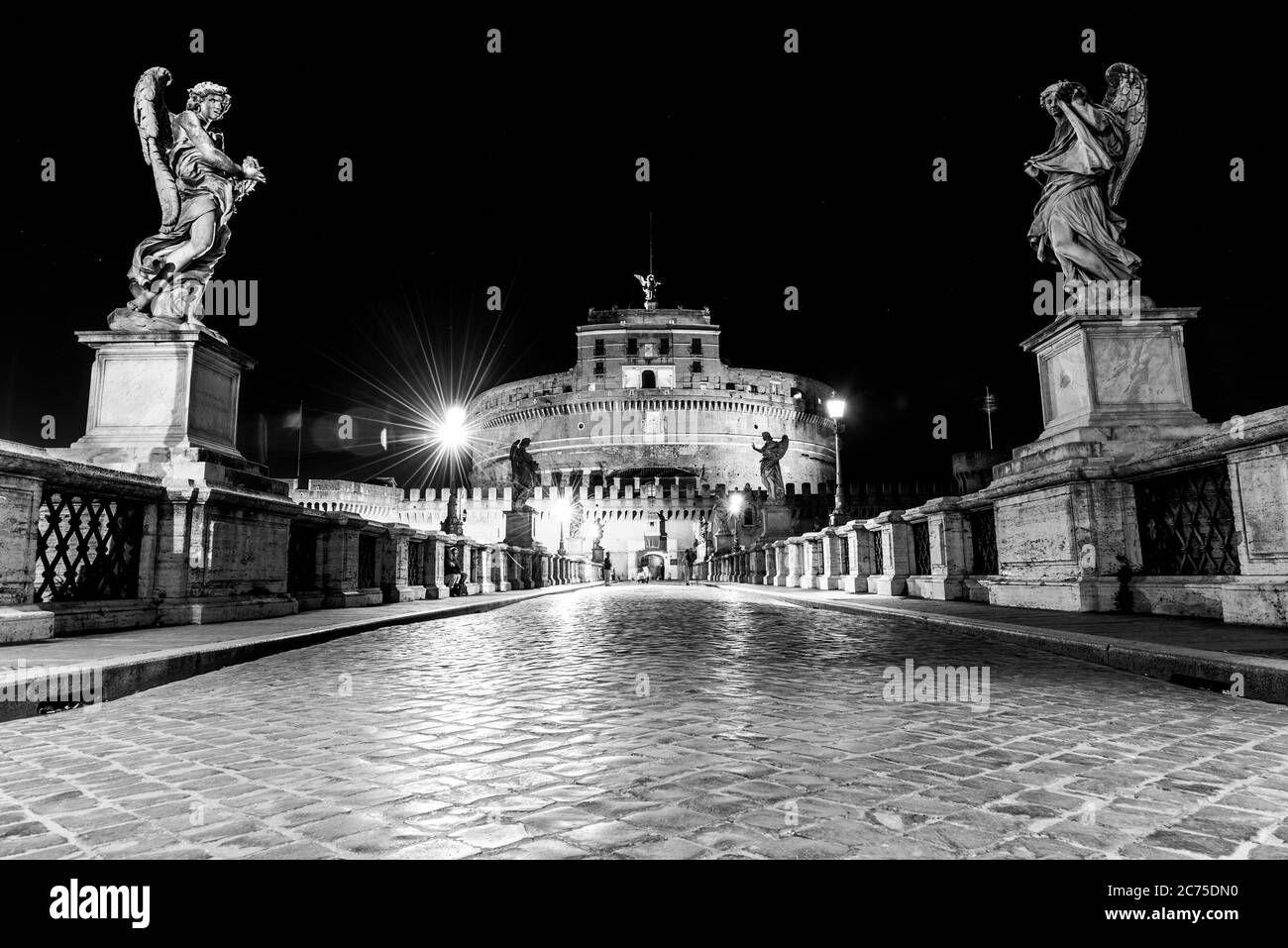 Castel Sant Angelo vista notturna da Ponte Sant Angelo, Roma, Italia. Immagine in bianco e nero. Foto Stock