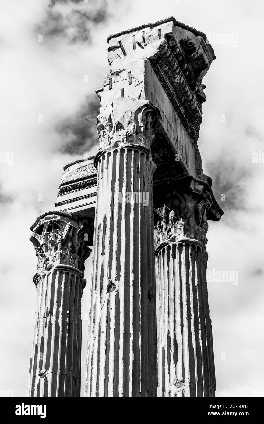 Vista dettagliata delle rovine del tempio nel Foro Romano, Roma, Italia. Immagine in bianco e nero. Foto Stock