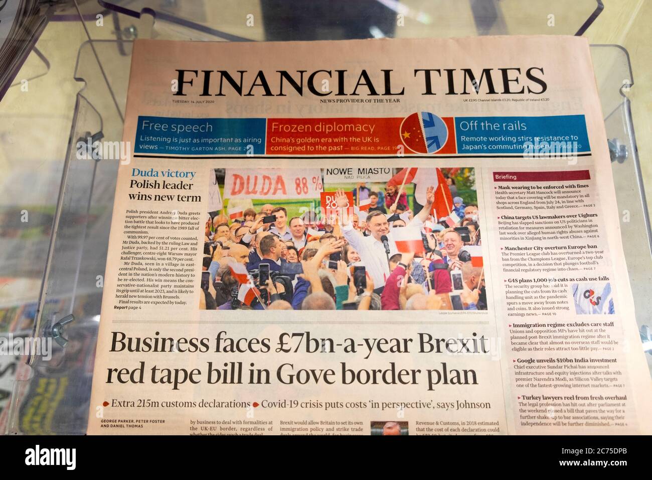 Financial Times, il titolo del giornale 'Business Faces £7bn-a-Year Brexit Red TAPE Bill in Gove Border Plan' & Polish Duda Election London UK 2020 Foto Stock
