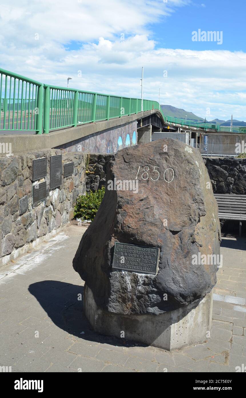 Pilgrim Rock, un monumento ai pellegrini originali di Canterbury che si stabilirono a Christchurch, Nuova Zelanda, Lyttelton Foto Stock