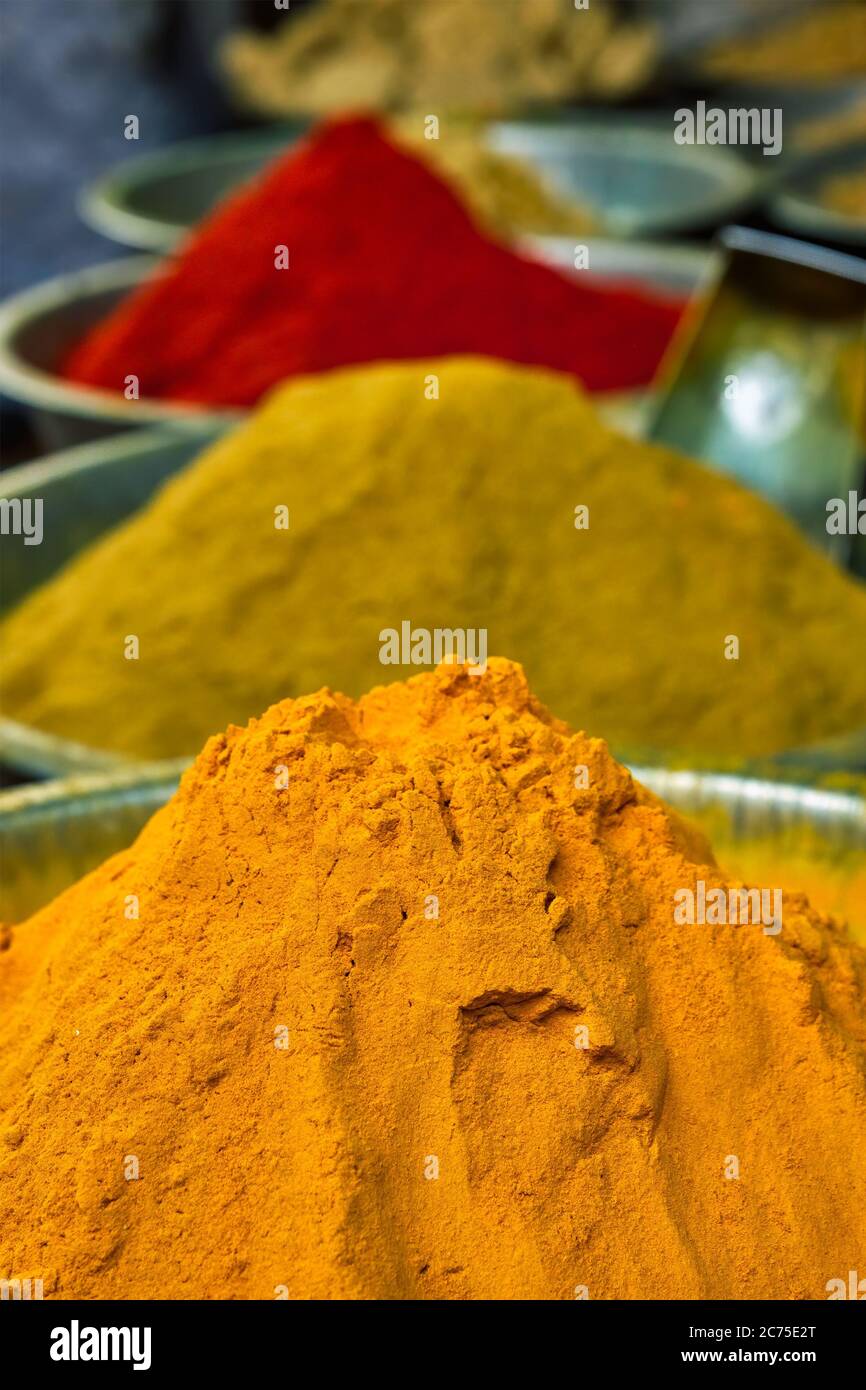 Curcuma curcuma in polvere e peperoncino nel mercato delle spezie in India Foto Stock