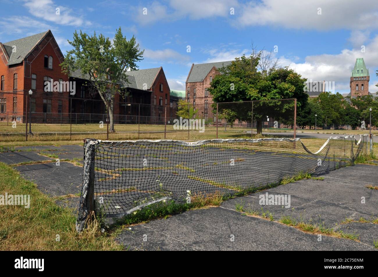 Un campo da tennis trascurato sui terreni dello storico Richardson Olmsted Campus, un ex centro di cure mentali, a Buffalo, New York. Foto Stock