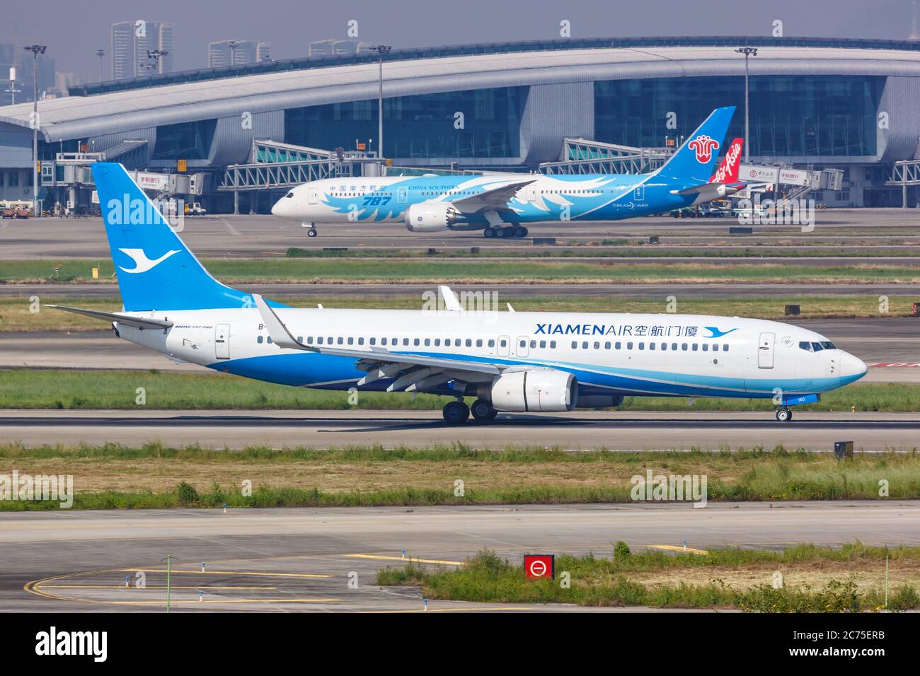 Guangzhou, Cina - 25 settembre 2019: Xiamenair Boeing 737-800 aereo all'aeroporto di Guangzhou Baiyun (CAN) in Cina. Boeing è un aereo americano ma Foto Stock