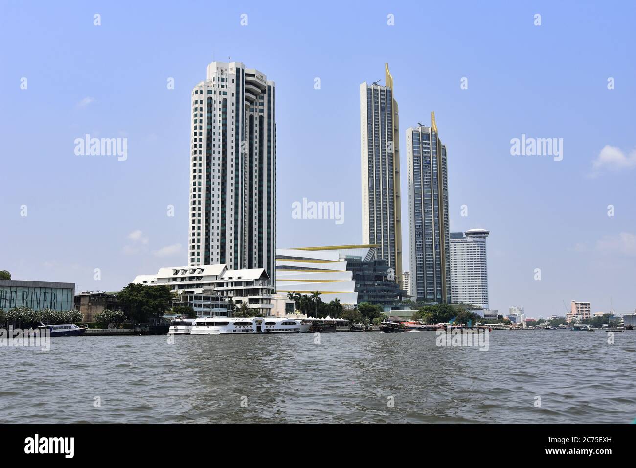 BANGKOK, THAILANDIA 19 marzo 2019 grattacieli enormi a Bangkok e molto traffico sul fiume Mae Nam Chao Phraya Foto Stock
