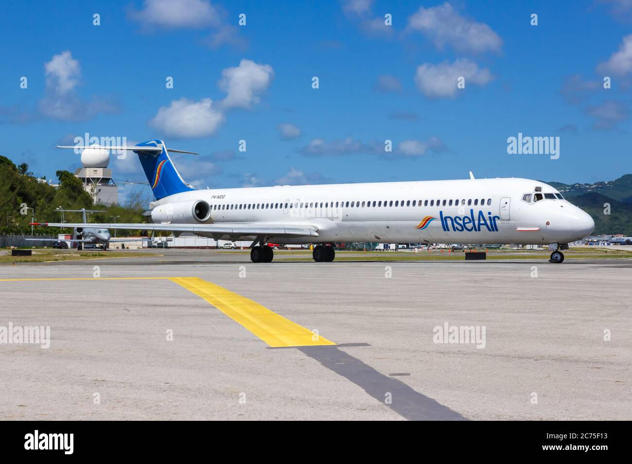 Sint Maarten - 16 settembre 2016: Aereo Insel Air McDonnell Douglas MD-83 all'aeroporto di Sint Maarten (SXM) nei Caraibi. Foto Stock