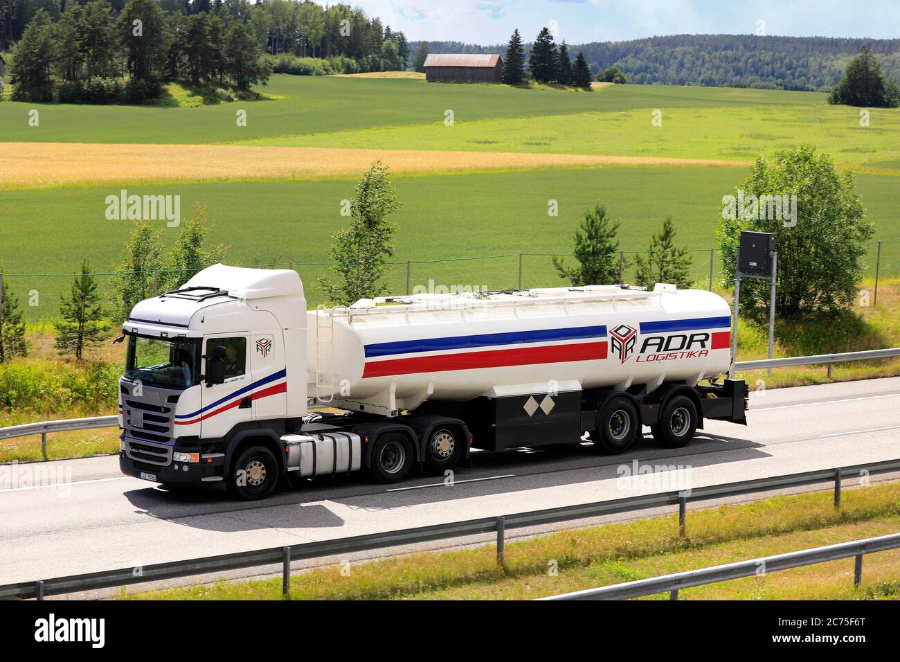 White Scania R450 camion semi-serbatoio ADR Logistica alla velocità sulla strada nazionale finlandese 1. Salo, Finlandia. 10 luglio 2020. Foto Stock