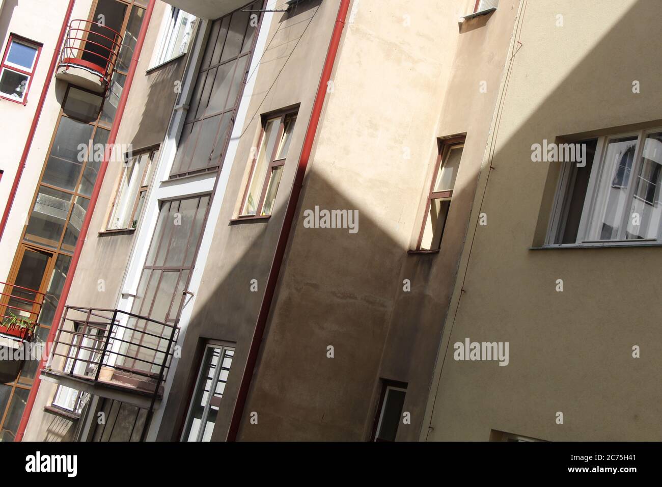 La luce del sole getta ombre sugli edifici residenziali di Praga, causando un motivo a zig-zag. Foto Stock