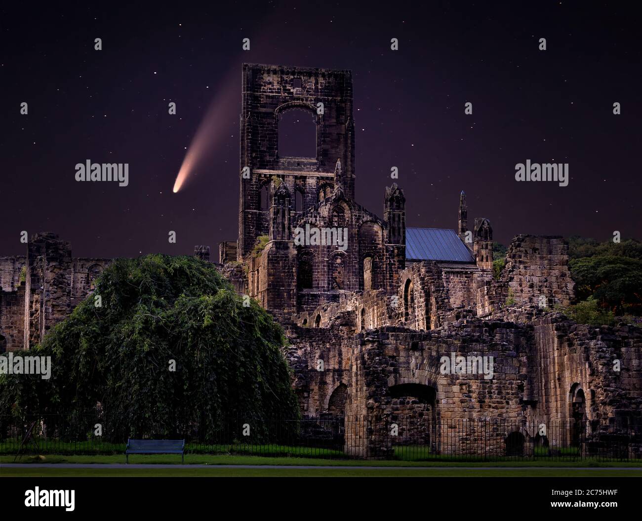 Il cielo notturno e Comet Neoswise C / 2020 sopra la rovinata Abbazia di Kirkstall. Leeds. REGNO UNITO Foto Stock