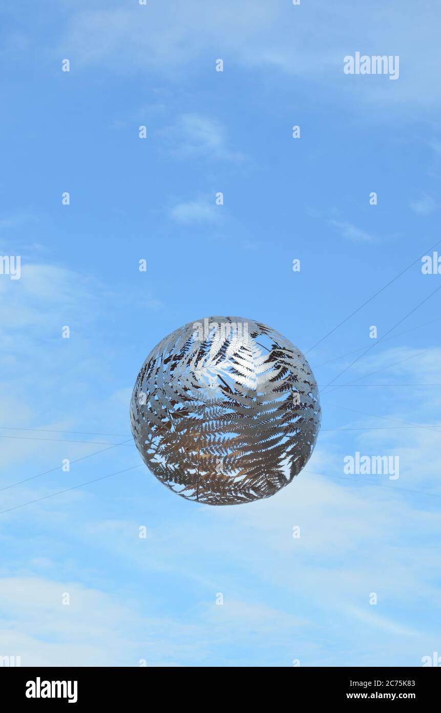 Wellington Civic Square Fern Ball Sculpture il 01 2013 marzo, Nuova Zelanda. E' rivestito in alluminio, sospeso su fili in acciaio inox di dimensione D 3,4 m, situato a 14 MET Foto Stock