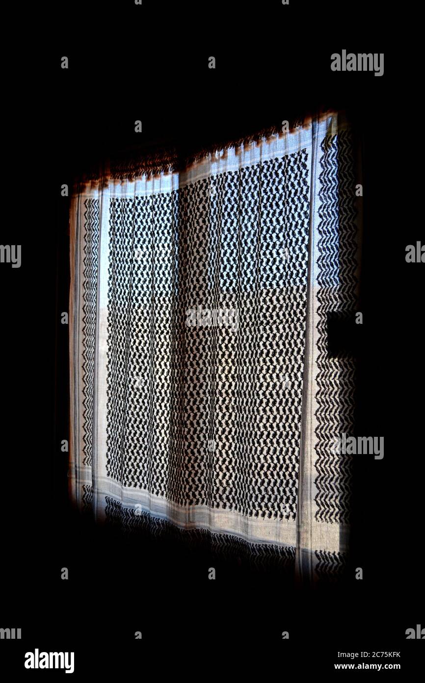 Finestra coperta da una tradizionale sciarpa araba, Oman Foto Stock