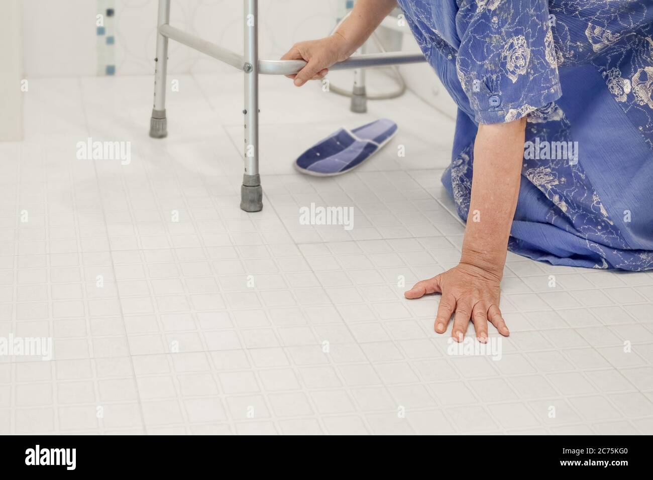 Donna anziana caduta in bagno a causa di superfici scivolose Foto Stock