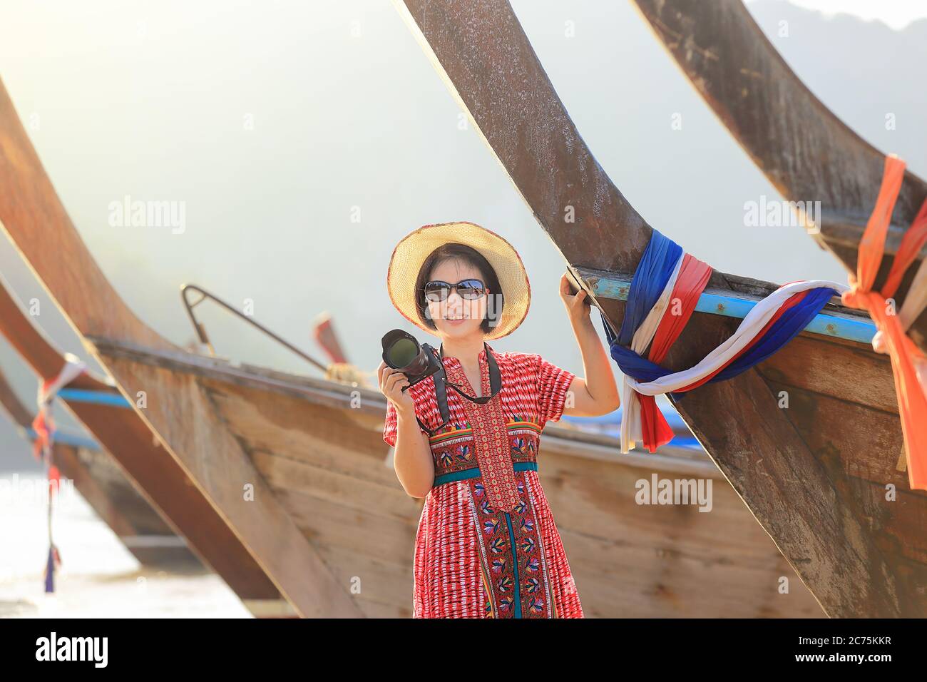 Donna turistica che gode di vacanza di viaggio a Krabi, Thailandia. Foto Stock