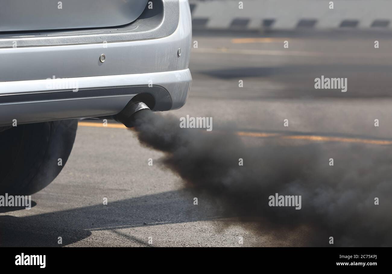 Inquinamento dell'aria proveniente dal tubo di scarico del veicolo su strada. Foto Stock