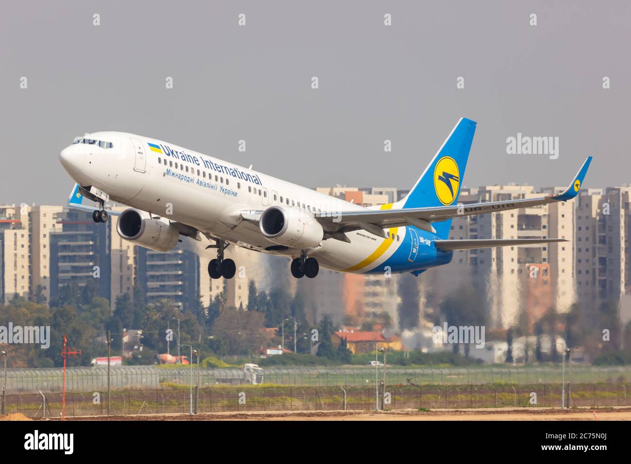 Tel Aviv, Israele - 24 febbraio 2019: Ukraine International Airlines Boeing 737-800 aereo all'aeroporto di Tel Aviv (TLV) in Israele. Boeing è un'America Foto Stock