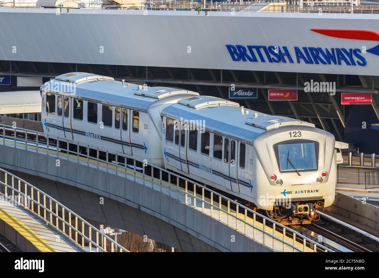 New York City, New York - 28 febbraio 2020: Treno navetta Airtrain all'Aeroporto JFK di New York negli Stati Uniti. Foto Stock