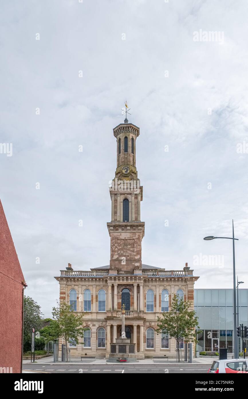 Irvine, Scozia, Regno Unito - 12 luglio 2020: L'antico municipio e Tolbooth di Irvine un tempo servivano come prigione e residenza cittadina all'inizio del XVIII secolo e forma Foto Stock