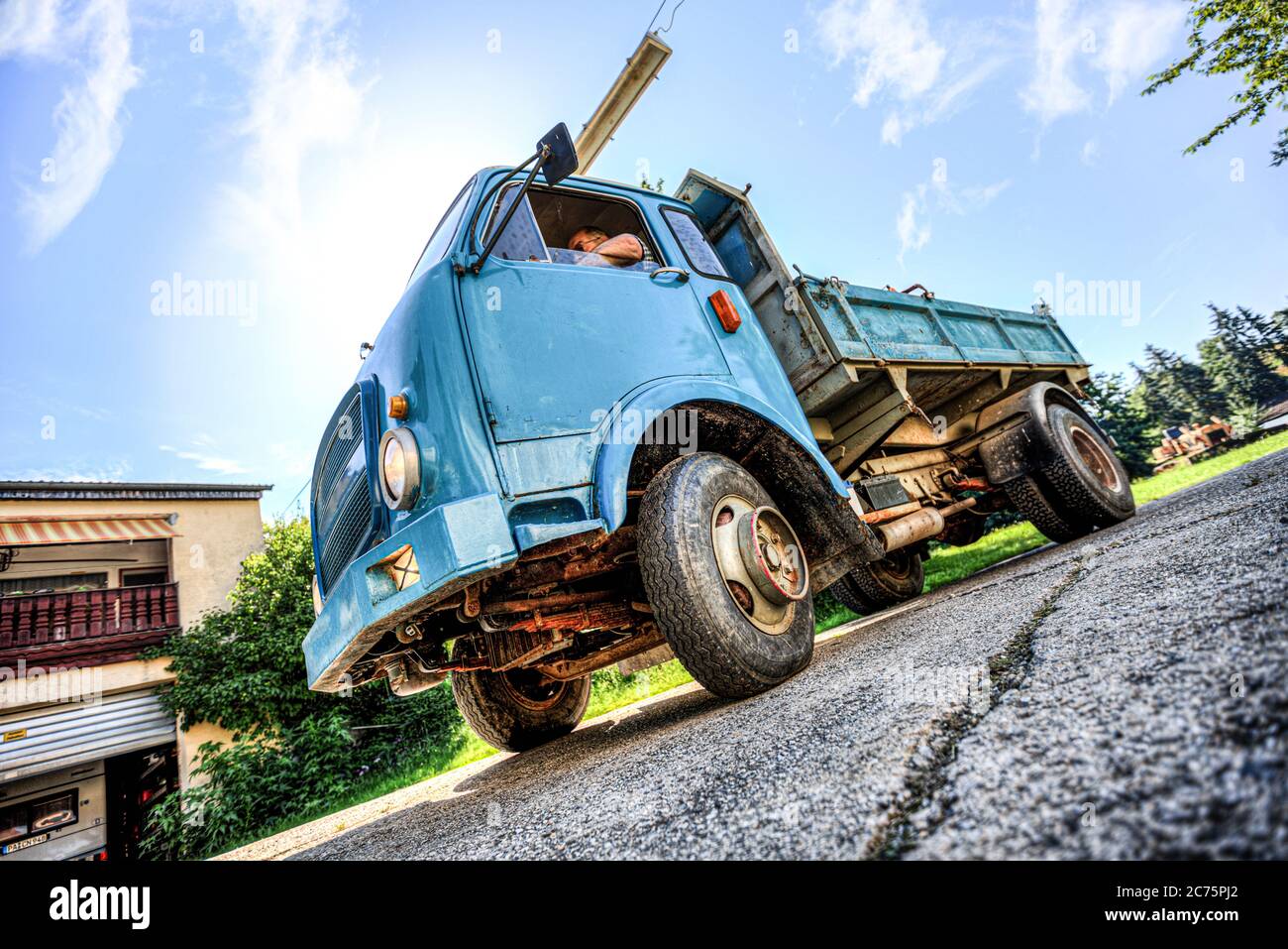 Il camion italiano blu si trova su una strada Foto Stock