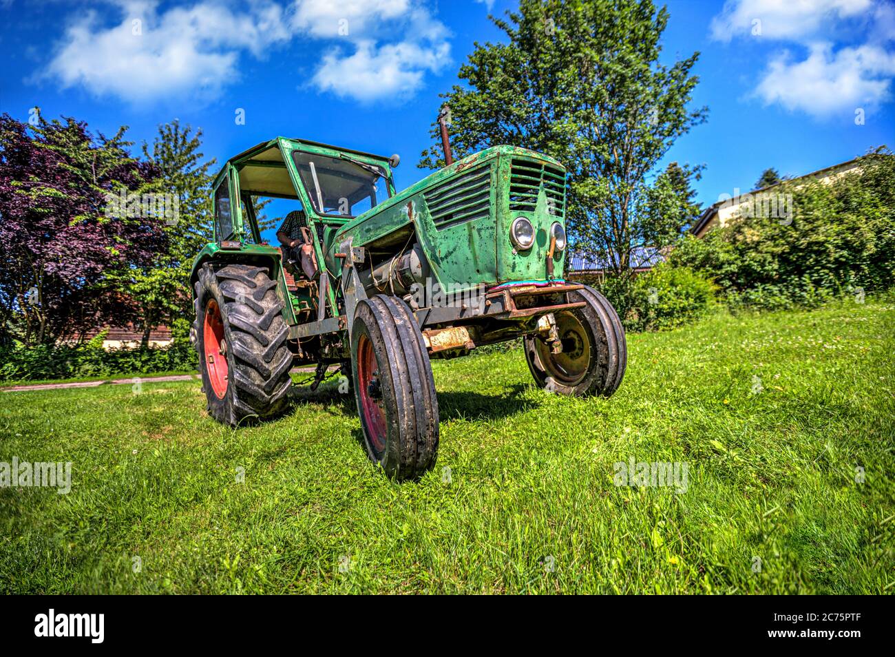 Un trattore d'epoca tedesco si erge su un prato verde Foto Stock
