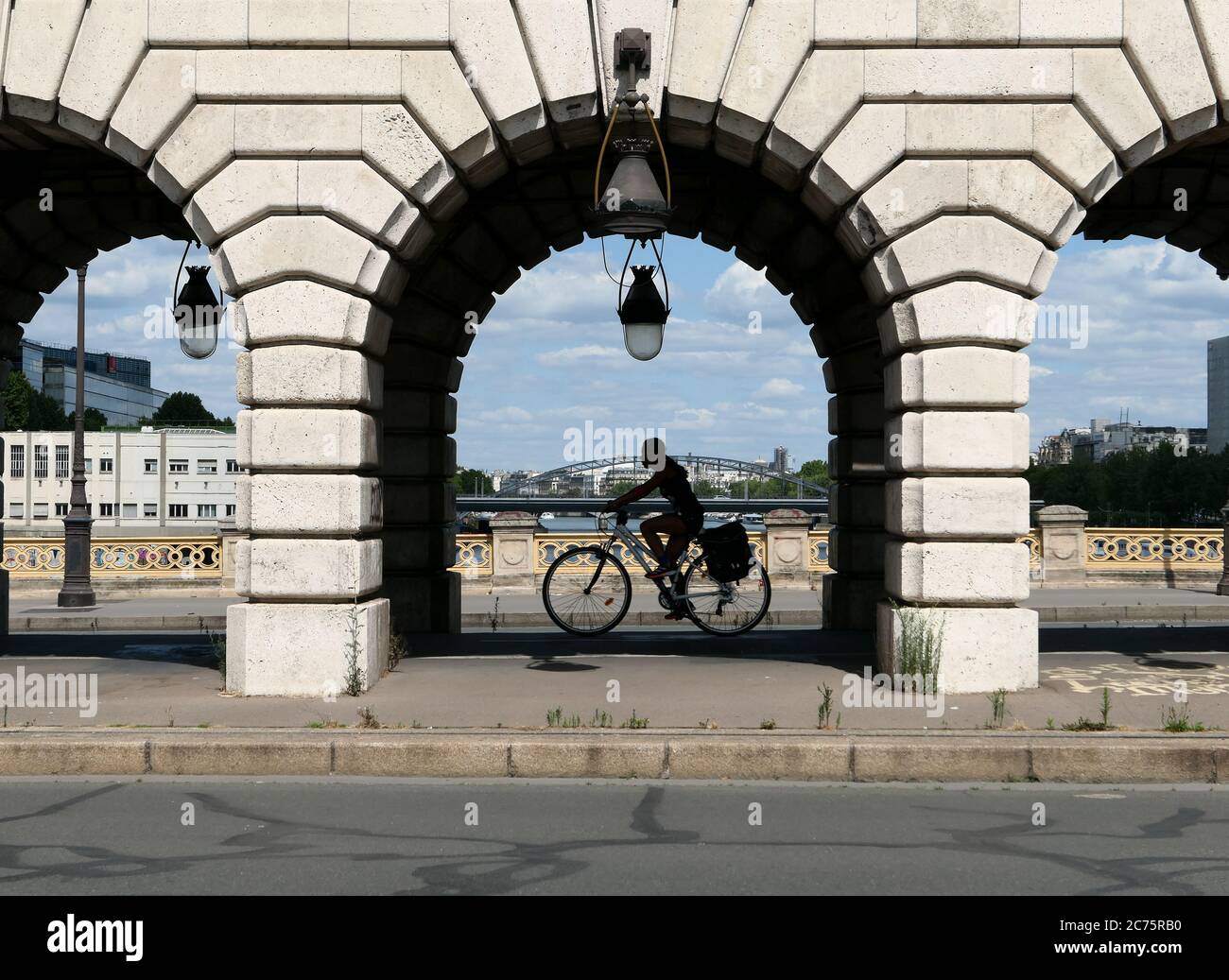 Parigi, Francia. Luglio 11. 2020. Sagoma di un ciclista che passa sotto il ponte di Bercy. Foto Stock