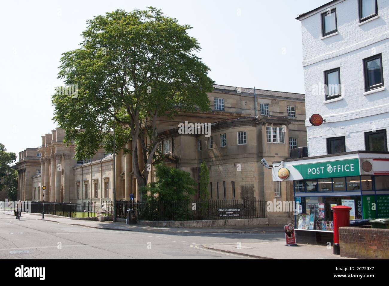 Vista di Walton Street a Oxford con l'ufficio postale e Oxford University Press Foto Stock