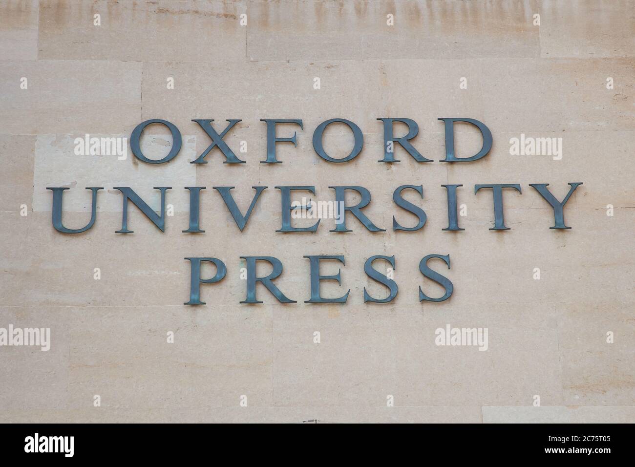 L'insegna dell'Università di Oxford sull'edificio di Oxford, nel Regno Unito Foto Stock