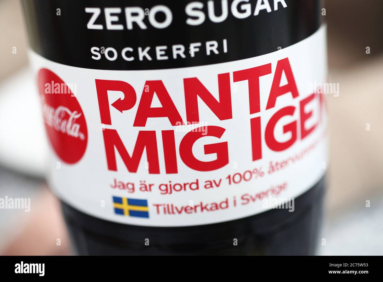 Bottiglia di PET con Coca Cola Zero. Le bottiglie in polietilene tereftalato (PET, talvolta PETE) possono essere riciclate e utilizzate per produrre nuove bottiglie. Foto Gippe Gustafsson Foto Stock