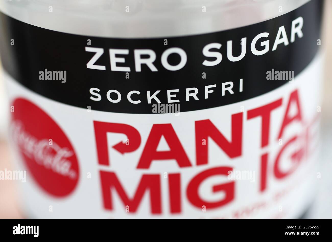 Bottiglia di PET con Coca Cola Zero. Le bottiglie in polietilene tereftalato (PET, talvolta PETE) possono essere riciclate e utilizzate per produrre nuove bottiglie. Foto Gippe Gustafsson Foto Stock