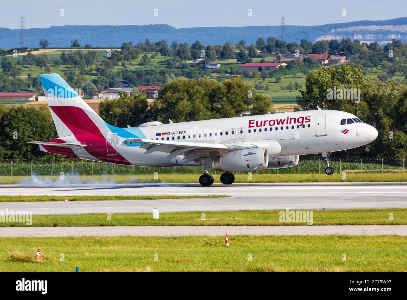 Stoccarda, Germania - 9 luglio 2020: Eurowings Airbus A319 aereo all'aeroporto di Stoccarda (Str) in Germania. Airbus è un produttore europeo di aeromobili ba Foto Stock