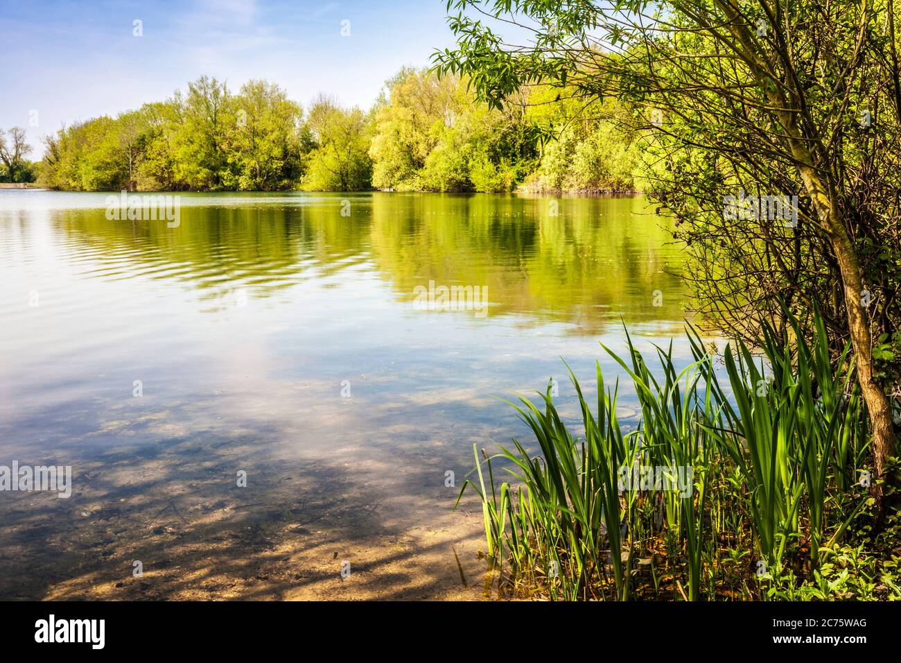 Uno dei laghi a Cotswold Water Park. Foto Stock