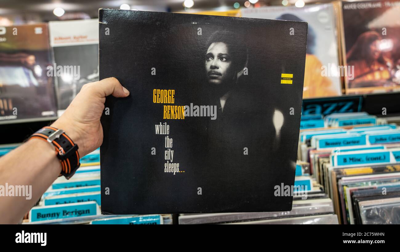 San Francisco, California, USA, agosto 2019: Uomo che tiene un record retro in vinile giradischi di immagine di George Benson Foto Stock