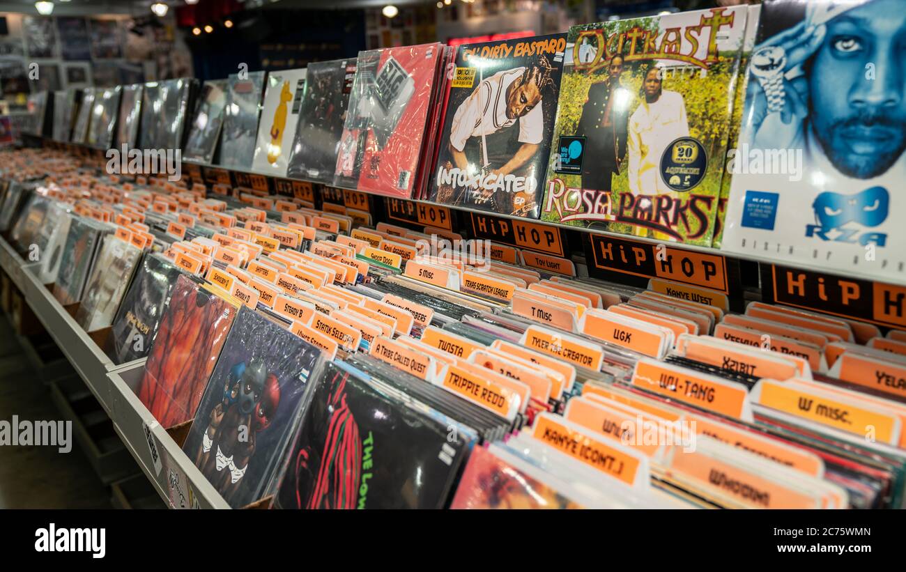 San Francisco, California, USA, 2019 agosto: Negozio di musica con immagine retrò di scatole con dischi giradischi in vinile, San Francisco, USA Foto Stock