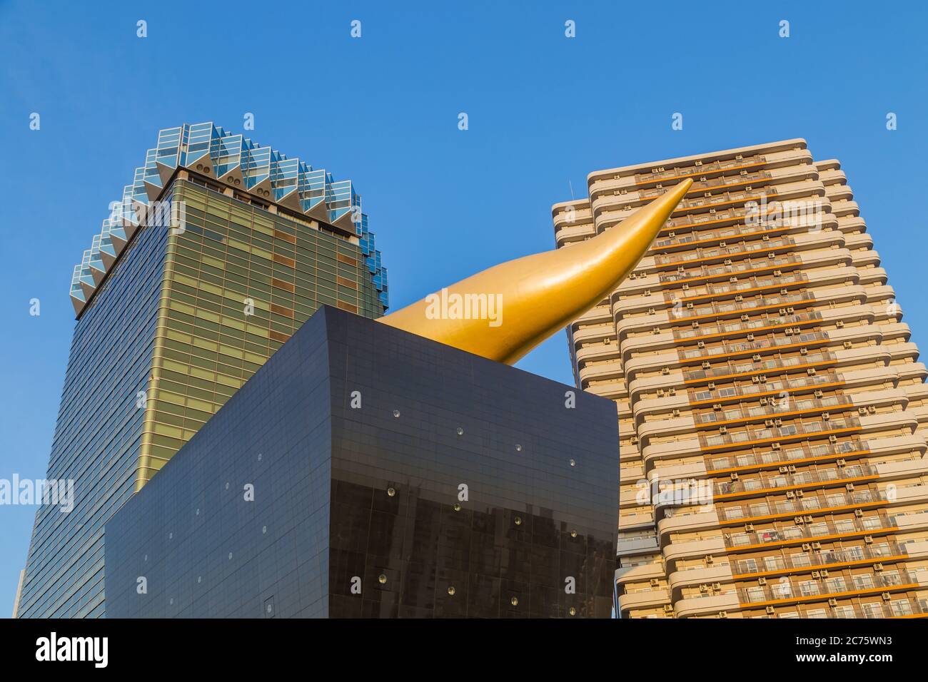 Tokyo. Giappone - 28 settembre 2015: Asahi Beer Buildings. Giorno di sole. Cielo blu. Asahi Breweries edificio con la fiamma Asahi Foto Stock