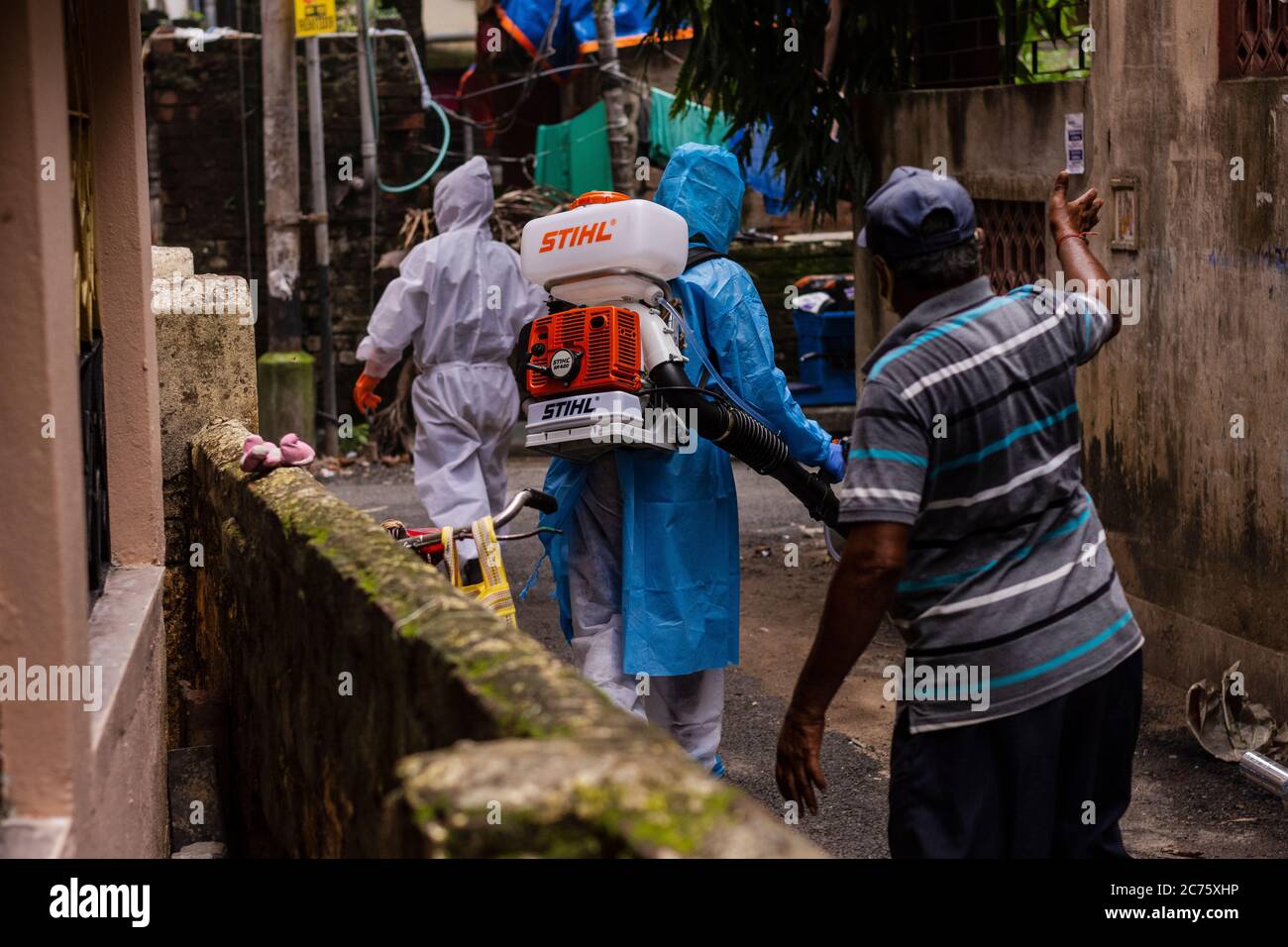 Vicoli e strade di Kolkata sanitizzati dai lavoratori Civici Foto Stock
